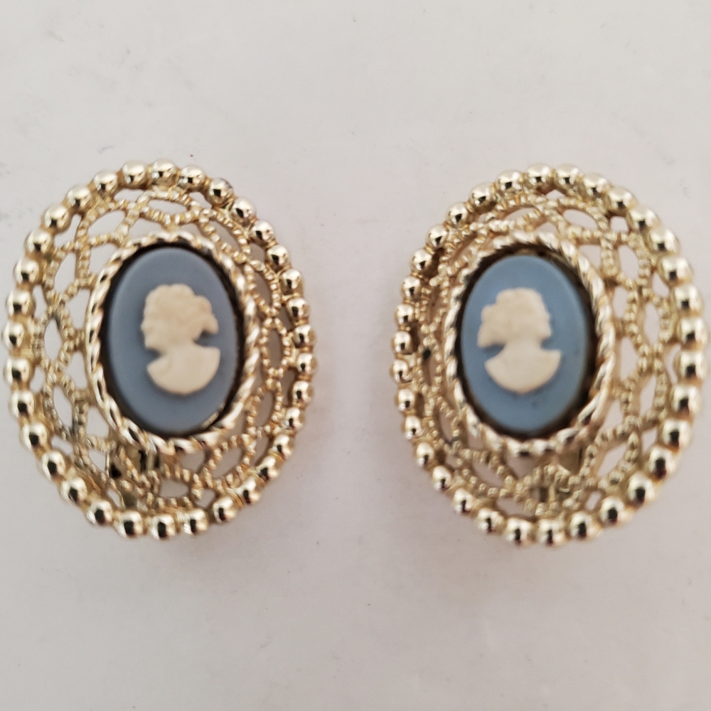 Sarah Coventry Vtg Silver tone blue cameo lace oval filigree clip earrings
